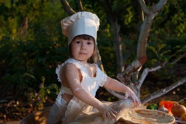 Kleine chef-kok voorbereiden van fish — Stockfoto