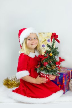 Szczęśliwa dziewczyna w czerwony strój Boże Narodzenie