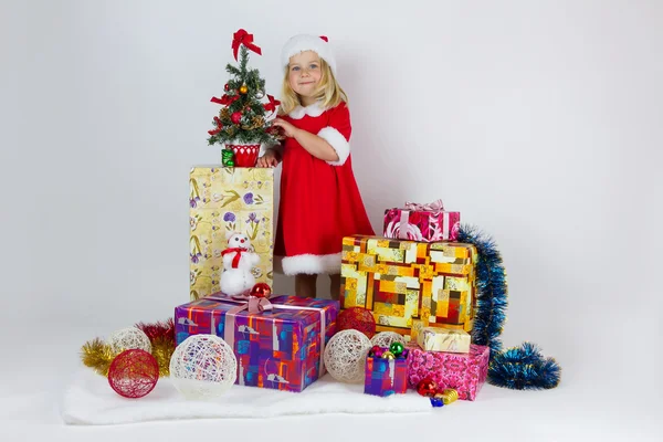 Dulce chica en un traje rojo de Navidad —  Fotos de Stock