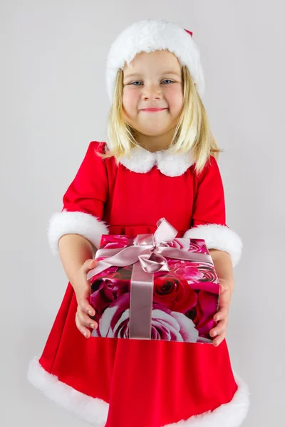 Portret van een meisje in een rode Nieuwjaar cap — Stockfoto