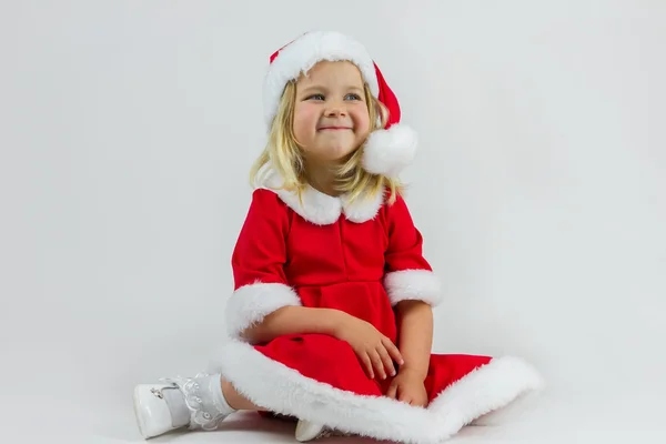 Счастливая девушка в красной новогодней шапке — стоковое фото