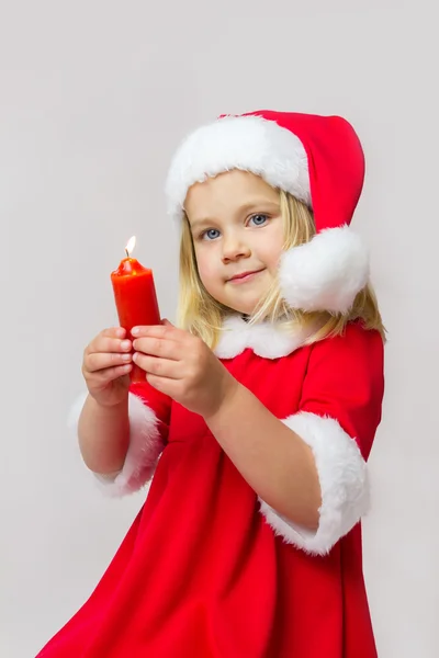 Glückliches Mädchen mit roter Neujahrsmütze — Stockfoto