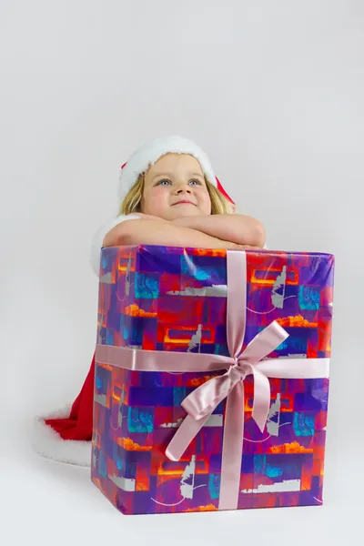 Gelukkig meisje met grote nieuwe jaar cadeau — Stockfoto