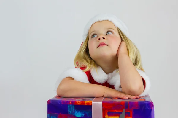 Retrato de uma menina sonhadora em boné de ano novo vermelho — Fotografia de Stock