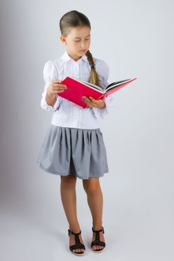 küçük kız bir kitap okuma