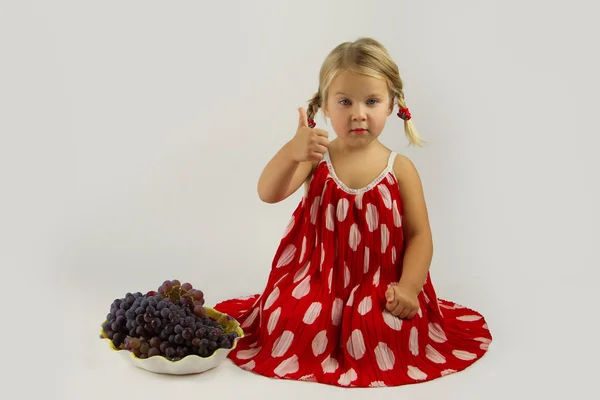 Ragazza con grappolo d'uva — Foto Stock