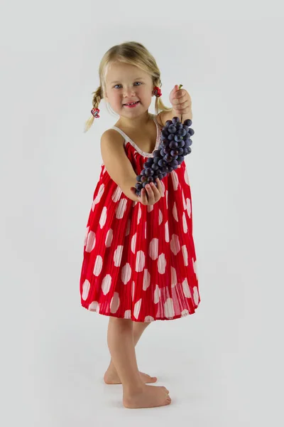 Menina com cacho de uvas — Fotografia de Stock