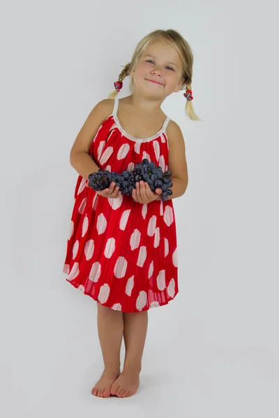 Fille avec un bouquet de raisins — Photo