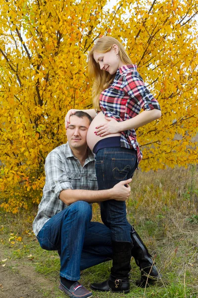 Familia esperando un bebé — Foto de Stock