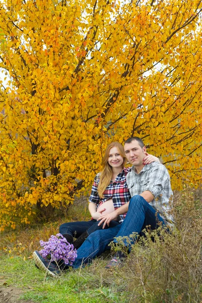 Familie erwartet ein Baby — Stockfoto