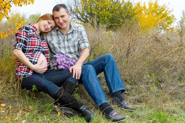 Familie erwartet ein Baby — Stockfoto