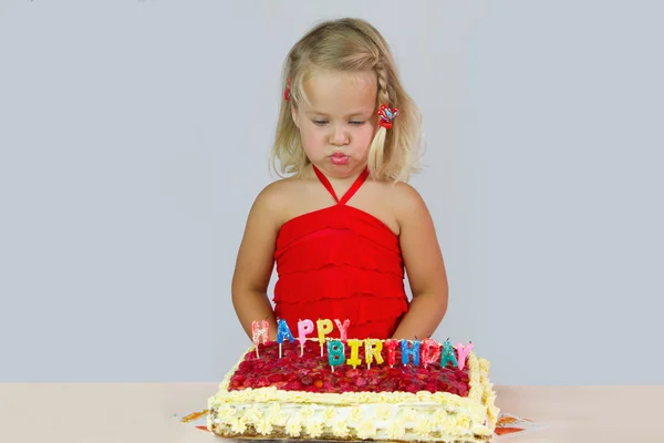 Mädchen mit Geburtstagstorte — Stockfoto