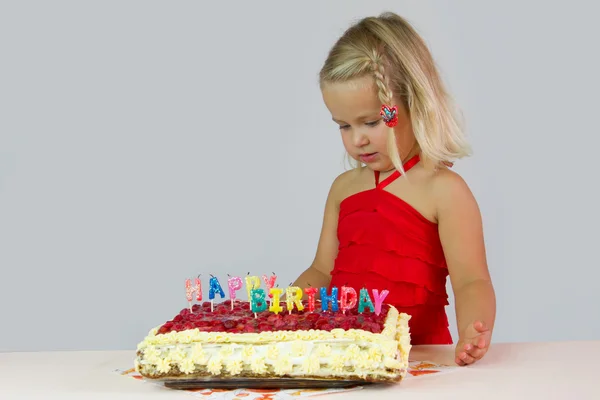 Dziewczyna z tortem urodzinowym — Zdjęcie stockowe