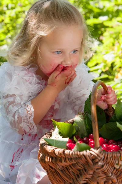 Kleines Mädchen im Garten — Stockfoto