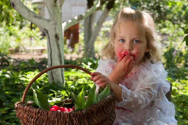 Fille dans le jardin — Photo