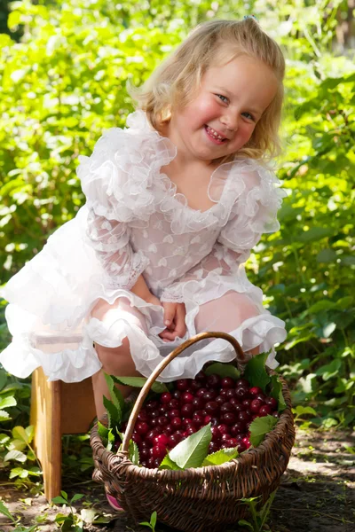 Meisje met mand van kersen — Stockfoto