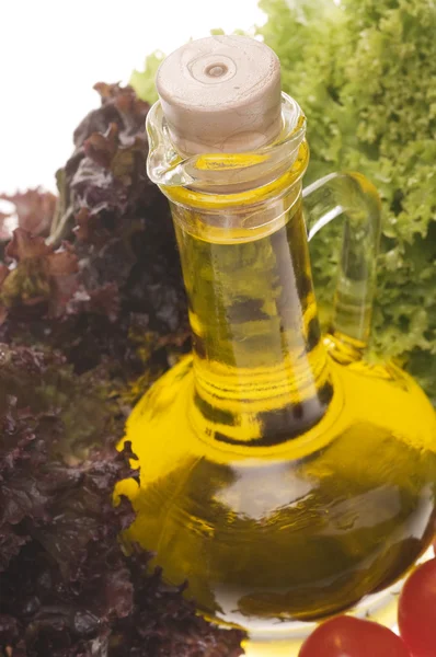 Primer plano de los alimentos con aceite de oliva y verduras — Foto de Stock