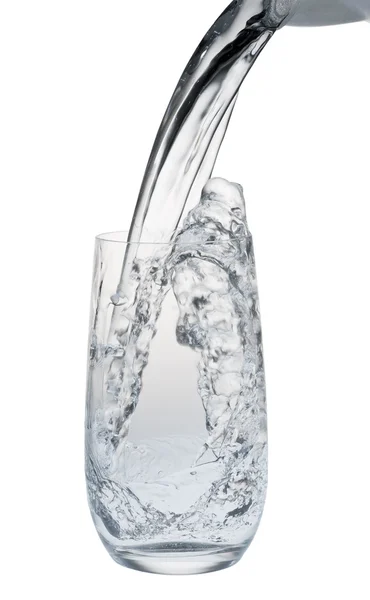 Wasserstrahl wird in ein Glas gegossen — Stockfoto