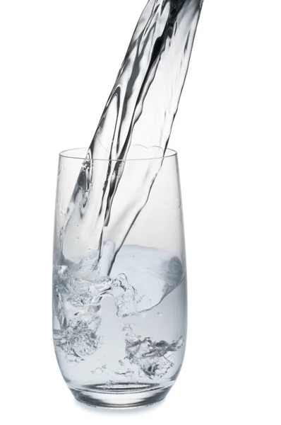 Wasserstrahl wird in ein Glas gegossen — Stockfoto