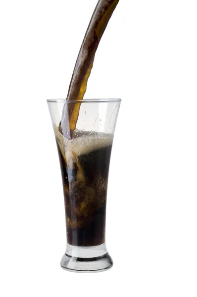 Cerveja escura sendo derramada em um copo — Fotografia de Stock