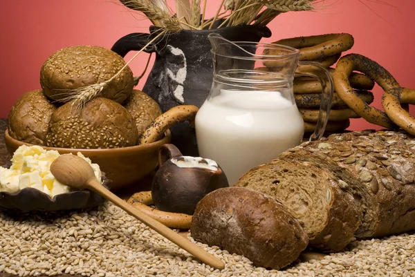 Primer plano con pan de cereales, granos, leche y boubliks . —  Fotos de Stock