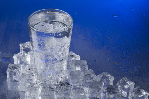 Vaso de agua con hielo — Foto de Stock