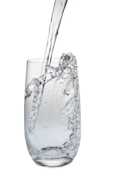 Wasserstrahl wird in ein Glas gegossen — Stockfoto