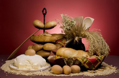 hamur, tahıllar, tereyağı, yumurta, kaşık, kavanoz ve grai ile ekmek yiyecek
