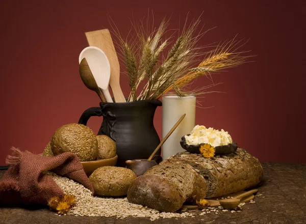 Pane di cereali con cereali e latte . — Foto Stock