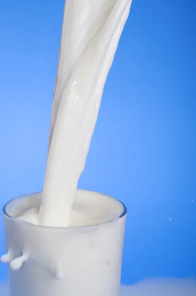 Pouring milk — Stock Photo, Image