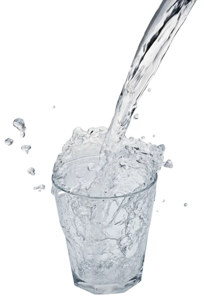 Vattenströmmen som hälls i ett glas — Stockfoto