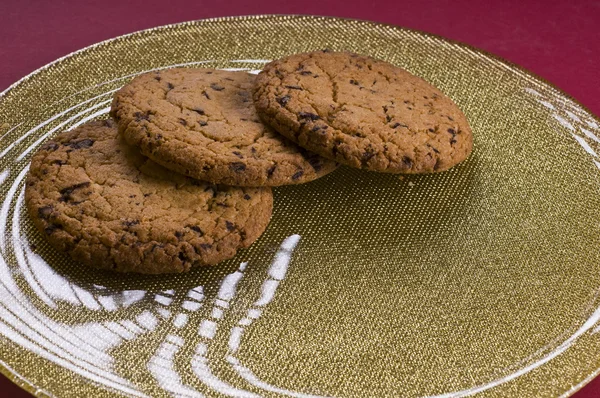 Biscotti al cioccolato su un piatto — Foto Stock