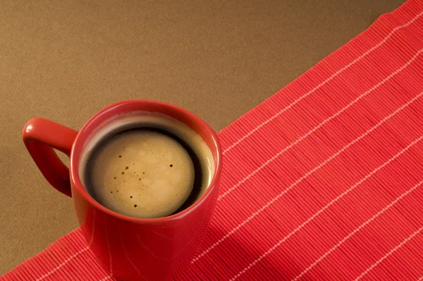 Schwarzes Kaffeetrinken in einer roten Tasse — Stockfoto