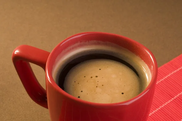 Zwarte koffie drinken in een rode kop — Stockfoto