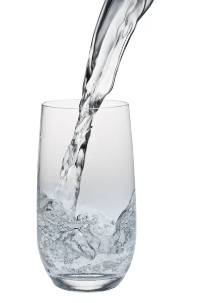 Wasserstrahl wird in ein Glas gegossen — Stockfoto