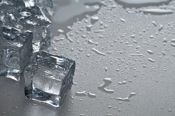 Мокрые кубики льда — стоковое фото