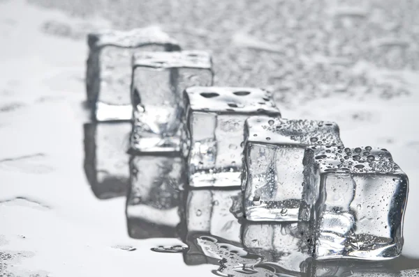 Nesneleri ıslak buz küpleri — Stok fotoğraf