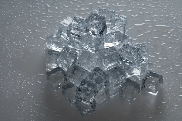 Мокрые кубики льда — стоковое фото
