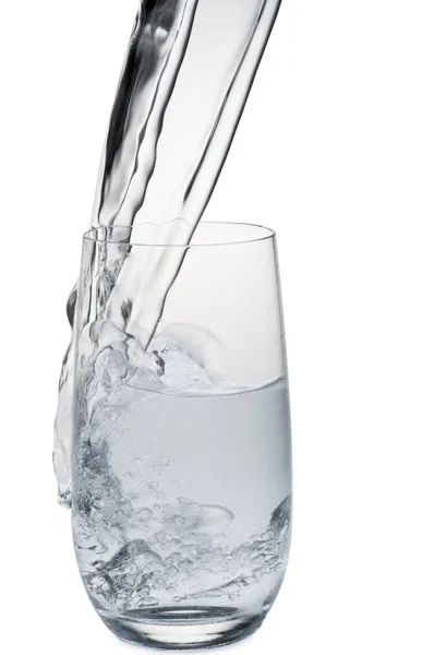 Wasserstrahl wird in ein Glas gegossen — Stockfoto