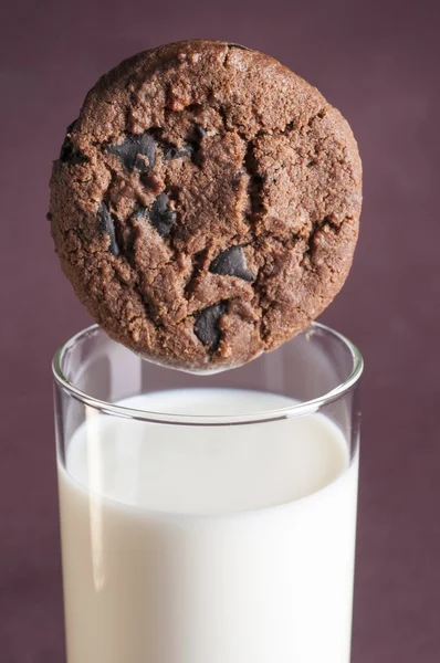 Chocolade chip cookies en melk — Stockfoto