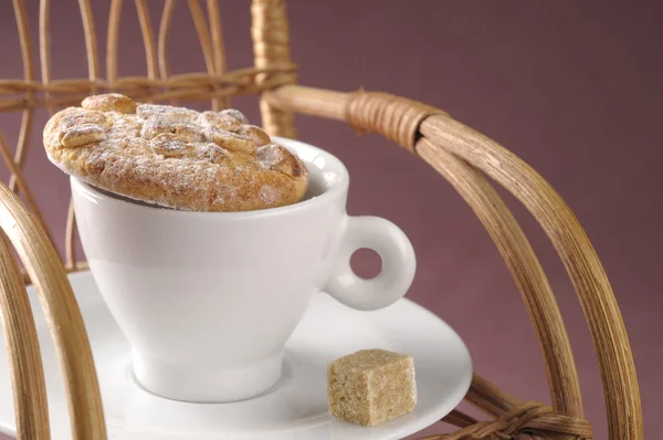 Biscoitos frescos caseiros sobre xícara de café em uma cadeira de balanço — Fotografia de Stock