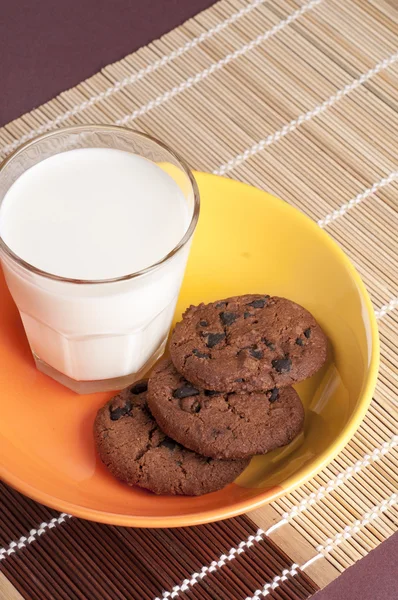 Chocolate chip cookies and milk — Stock Photo, Image