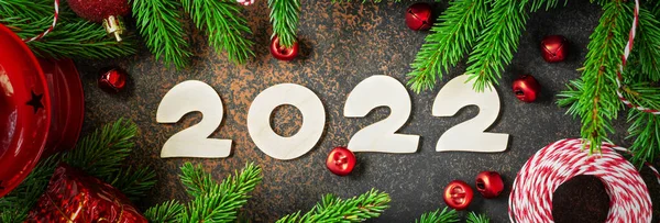 クリスマスや新年の背景には 赤と白のリボンとギフトボックスが付属しています 木製の数字とお祭りの背景2022 最上階だ バナー — ストック写真