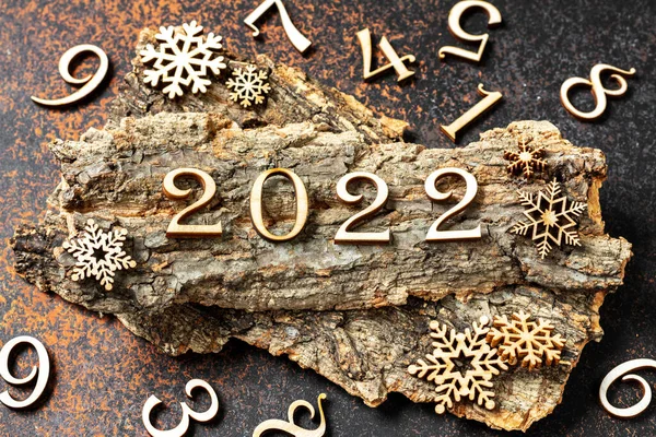 Gelukkig Nieuwjaar 2022 Houten Kerstversiering Nieuwjaarsversiering Een Houten Bruine Ondergrond — Stockfoto