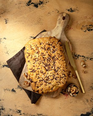 Tahta servis tabağı manzaralı ev yapımı kabak turtası, ceviz ve çikolata. Sonbahar geleneksel tatlı hamur işleri