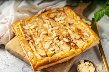 Elmalı ev yapımı turta, tarçın ve puf böreğinden badem.
