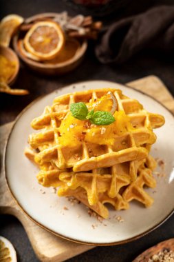 Mutfak arka planında cevizli ev yapımı balkabağı waffle 'ları.