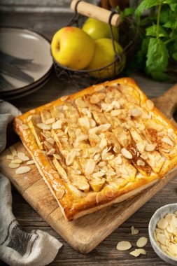 Elmalı ev yapımı turta, tarçın ve puf böreğinden badem.