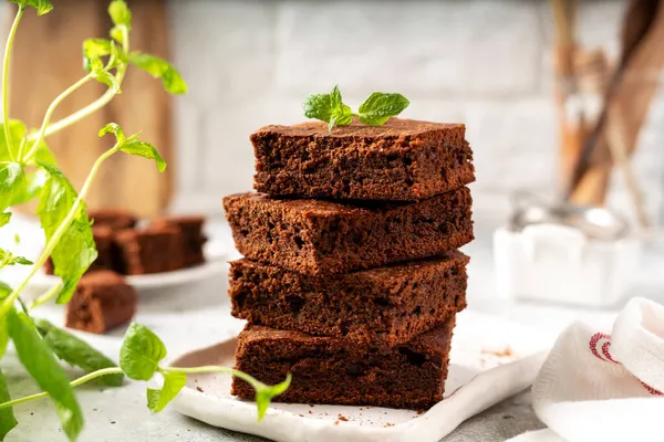 Schokoladen Brownie Pie Scheiben Einem Weißen Teller Auf Hellem Hintergrund Stockbild