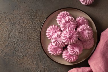 İtalyan ve Fransız kremalı beyaz tabakta siyah mutfak arka planında. Kopyalama alanı olan üst görünüm